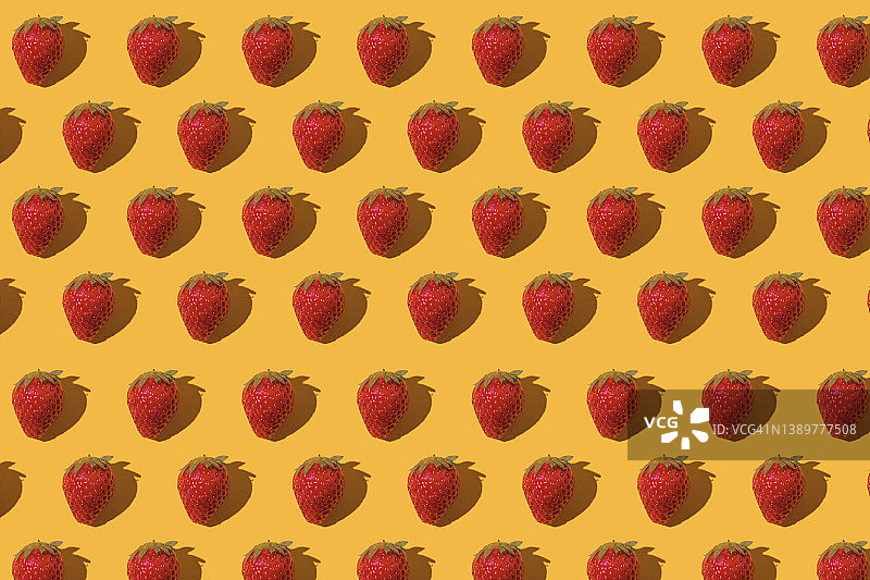 黄色背景下的硬阴影草莓图案：水果、销售、购买、营养和健康食品图片素材
