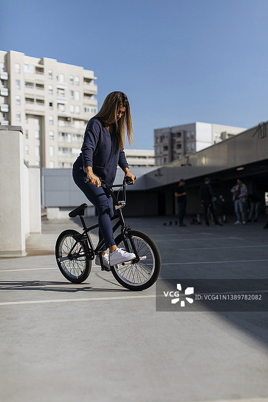 女孩骑自行车图片素材