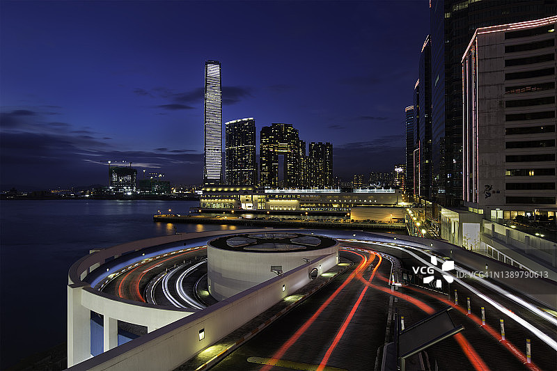 动感都市：中国香港商业区的光轨图片素材