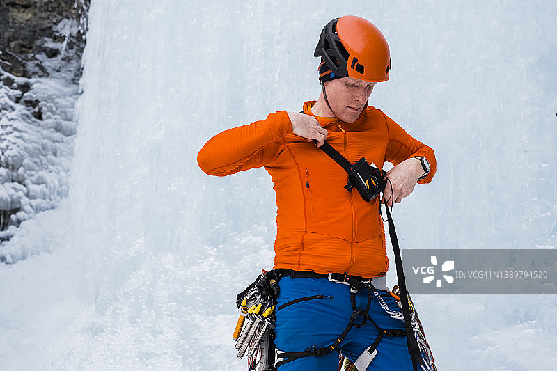 冰川攀登者在冰瀑底部佩戴雪崩收发器图片素材