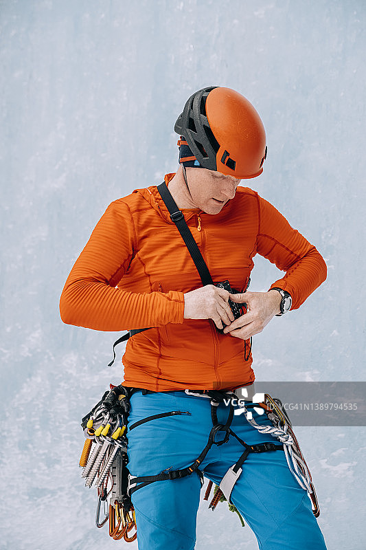 冰川攀登者在冰瀑底部佩戴雪崩收发器图片素材