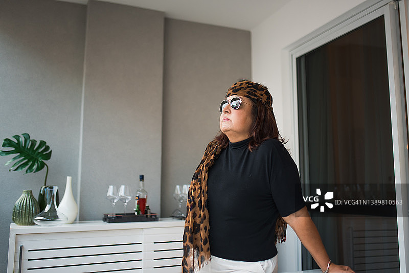 优雅的复古风格女士图片素材