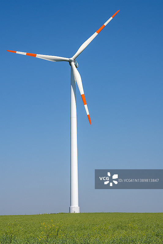 蓝天下的风力发电机图片素材