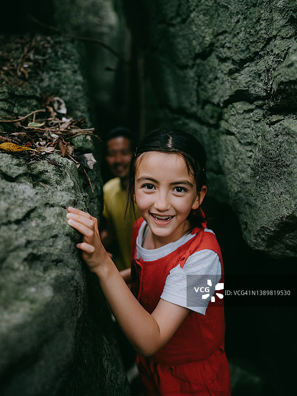 探索洞穴的开朗年轻女孩图片素材