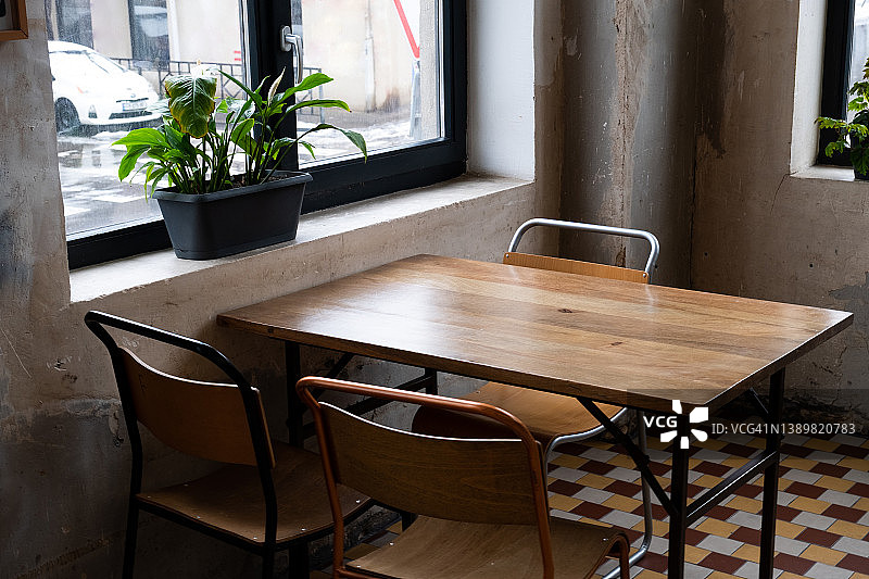 空旷的咖啡馆、办公室、共享办公空间或房间内的桌椅图片素材