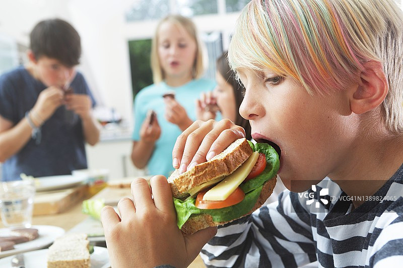 男孩吃三明治图片素材
