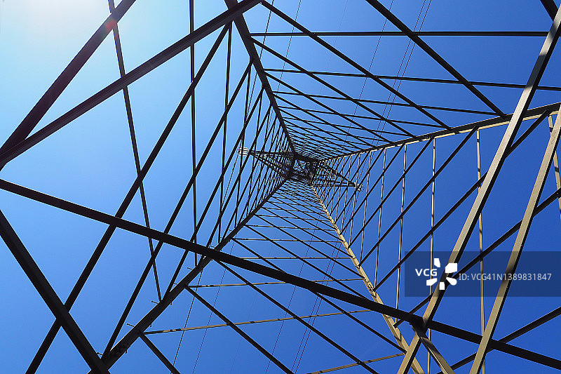 蓝色天空下的输电塔图片素材