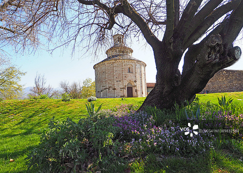 圣托梅罗通达，伦巴第最古老的基督教堂图片素材