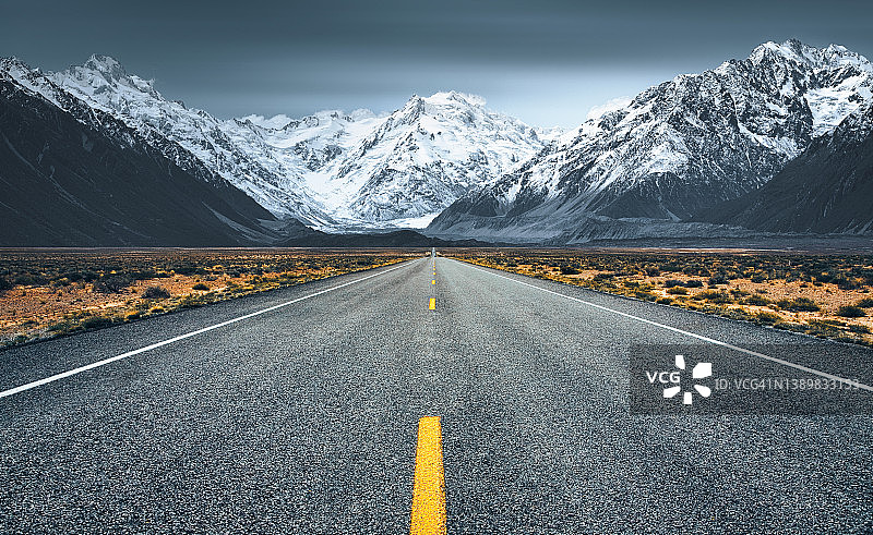 通往雪山的笔直公路图片素材