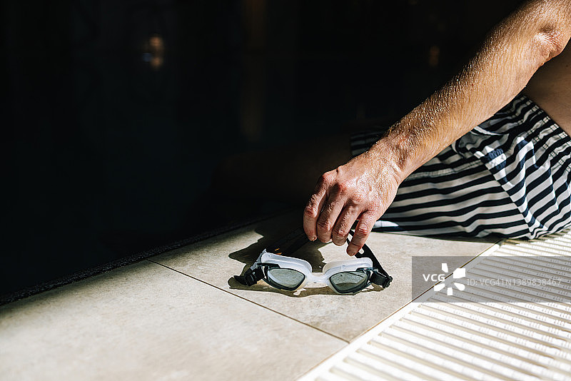 男人手持护目镜图片素材