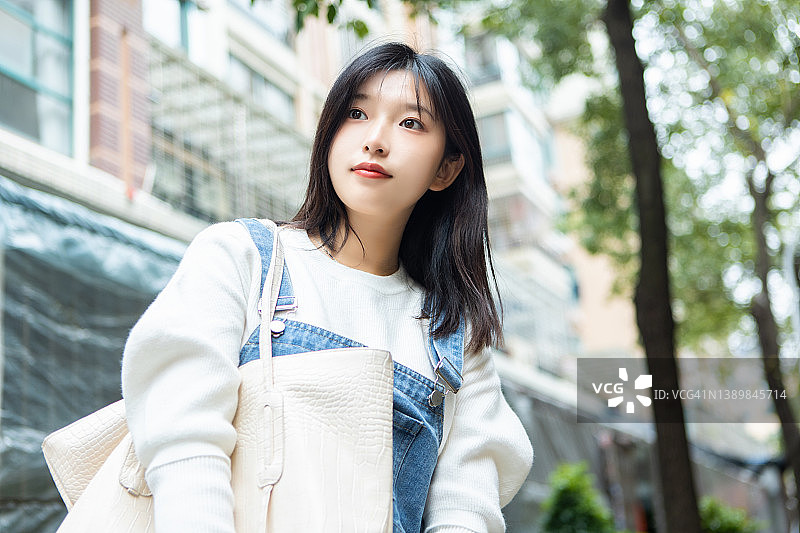 等待出租车的美女图片素材