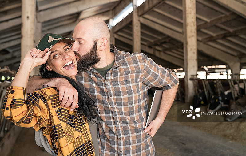 穿着休闲的白人农民夫妇拥抱图片素材