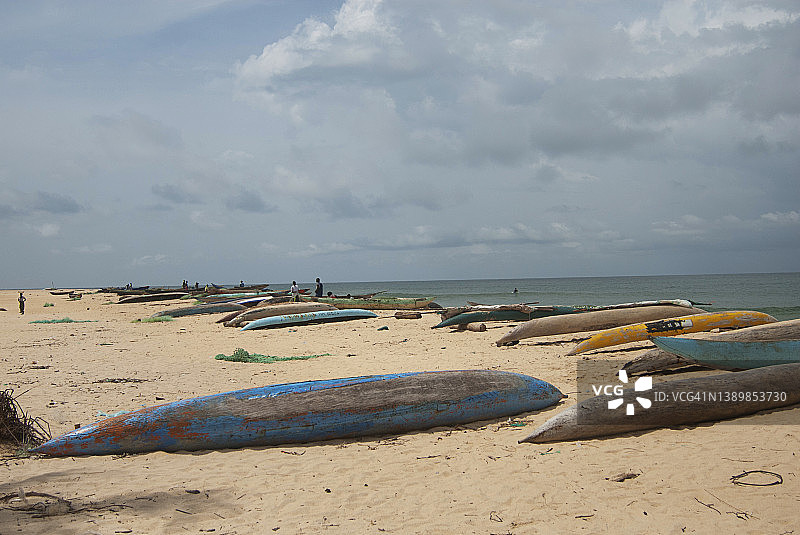利比里亚大角山角县罗伯茨波特海滩上的渔船图片素材