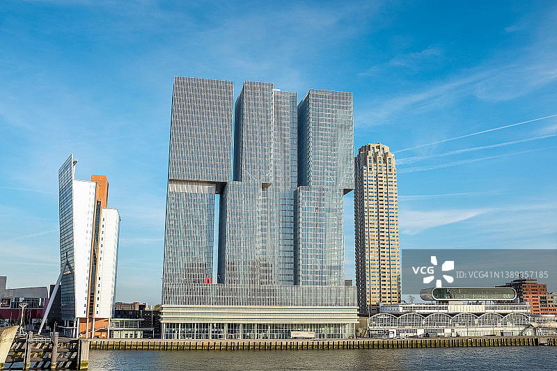 威廉敏娜码头的鹿特丹大厦图片素材
