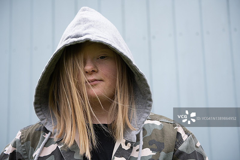 穿着迷彩上衣的唐氏综合征少女图片素材