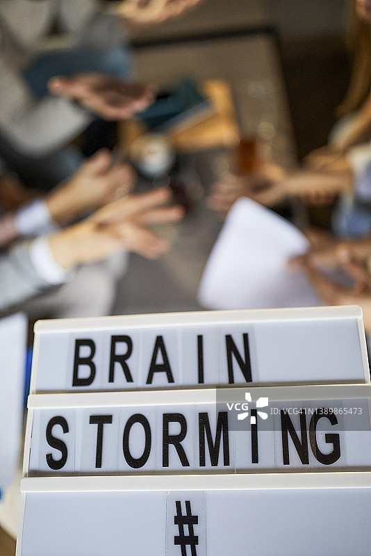 会议中的头脑风暴图片素材