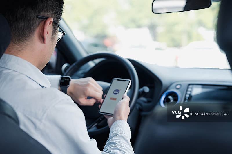 网约车司机看智能手表查看时间图片素材