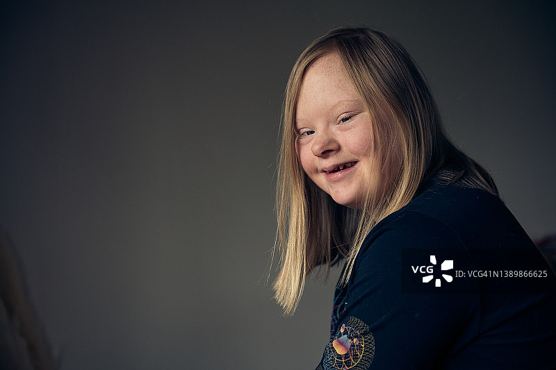 患有唐氏综合征的年轻女子肖像图片素材