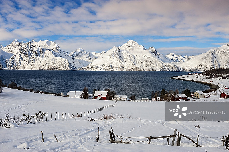 挪威特罗姆斯Lyngenfjord和Lyngen阿尔卑斯山风光图片素材