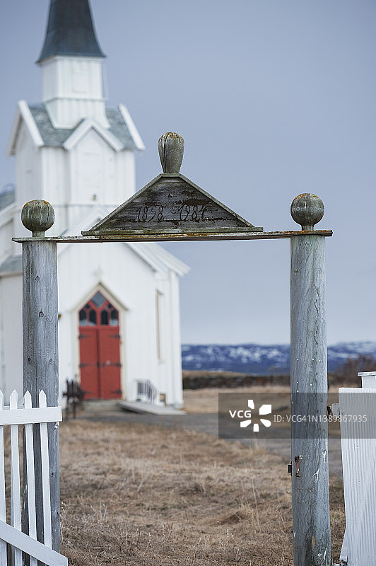 挪威瓦朗厄尔半岛的木制教堂入口图片素材