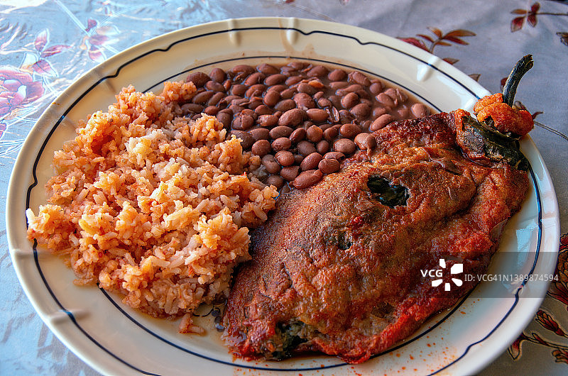 智利美食：奶酪红酱辣椒、整粒淡色斑豆和墨西哥红米饭图片素材