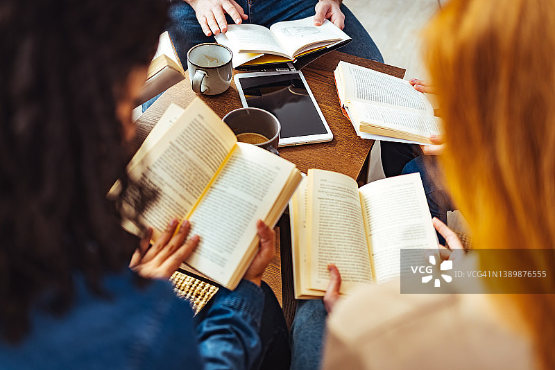 成年学生在图书馆一起学习图片素材