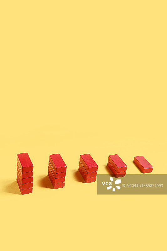 黄色背景上的红色木制玩具积木市场数据条形图图片素材