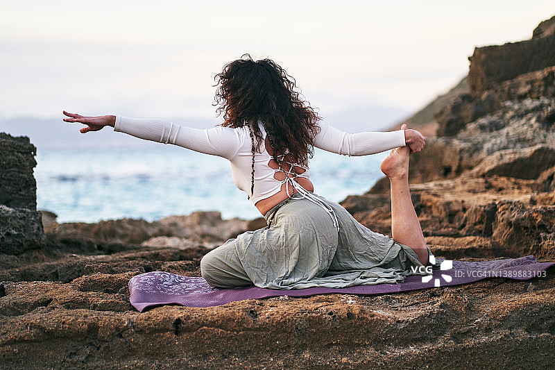 穿着运动服练习瑜伽的年轻女子图片素材