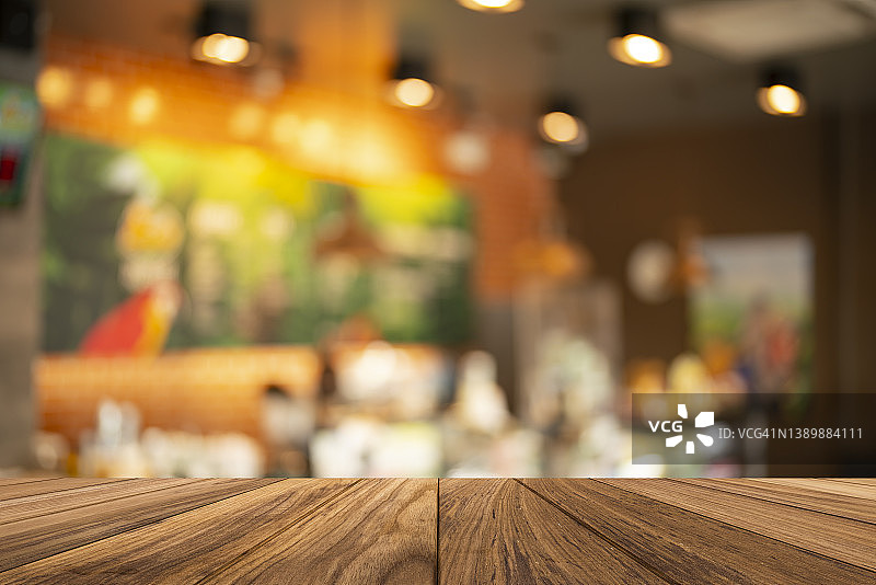 带灯泡的咖啡店柜台模糊背景上的木桌面图片素材