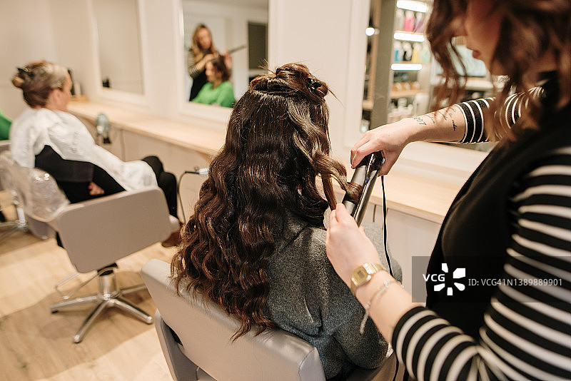 理发师为顾客卷发图片素材