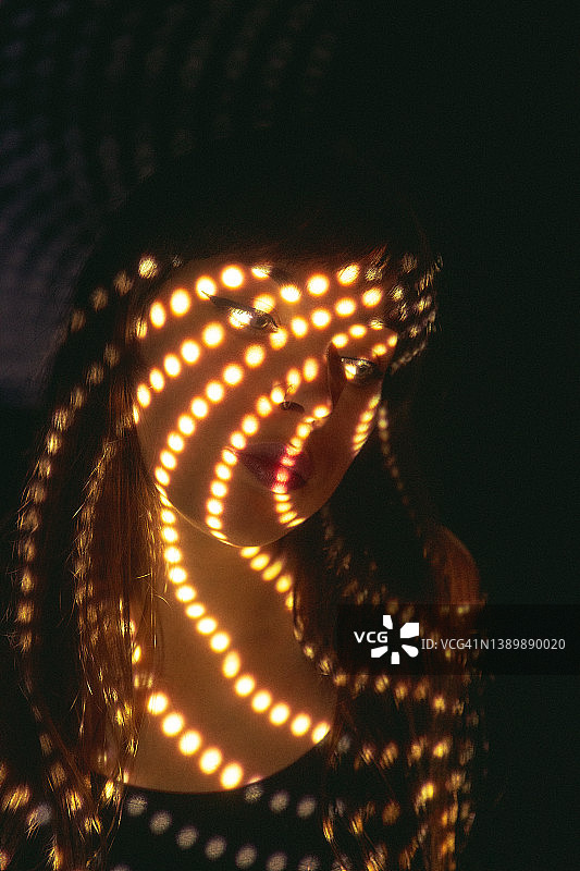 有光线的美丽女人肖像图片素材