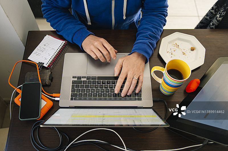 在家工作的男人俯视角度照片图片素材