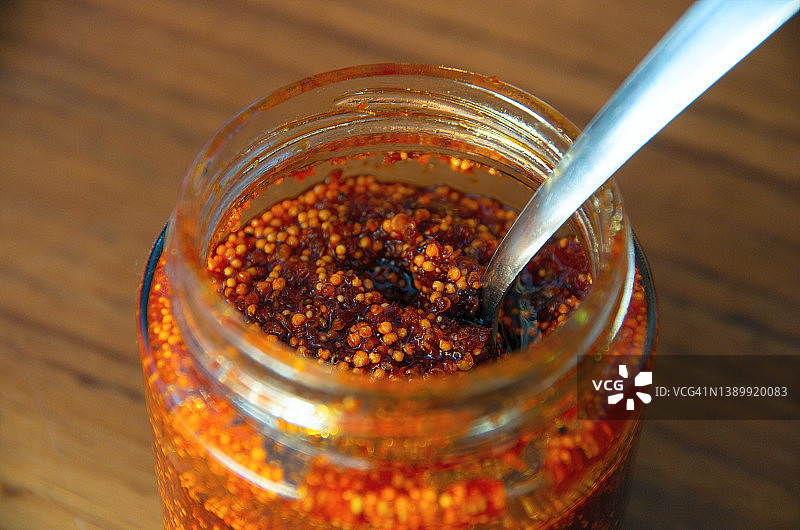 咖啡馆桌上的智利树辣椒酱和苋菜图片素材