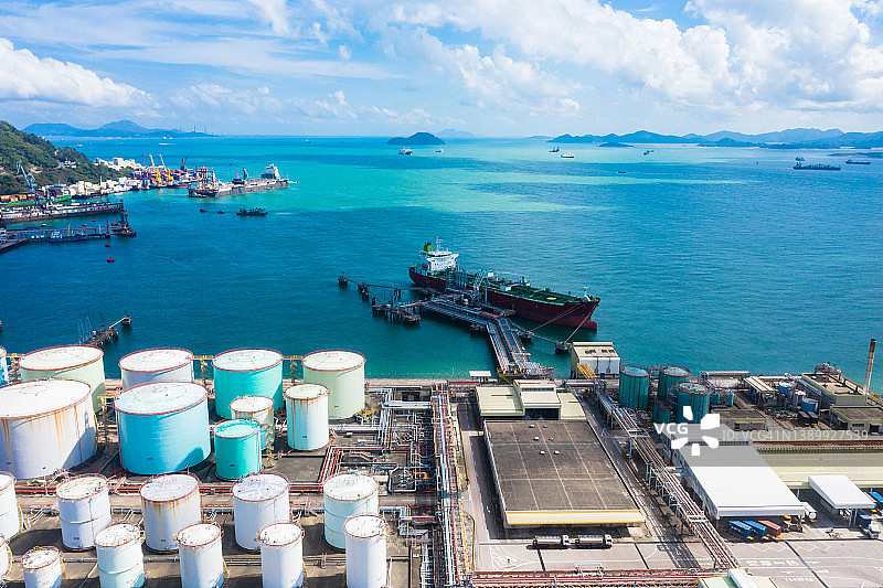油轮在商业码头装卸石油和汽油图片素材