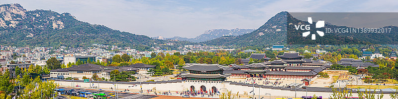 韩国首尔：俯瞰群山环绕的景福宫全景图片素材