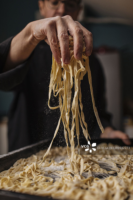 手 holding 新鲜意大利面图片素材