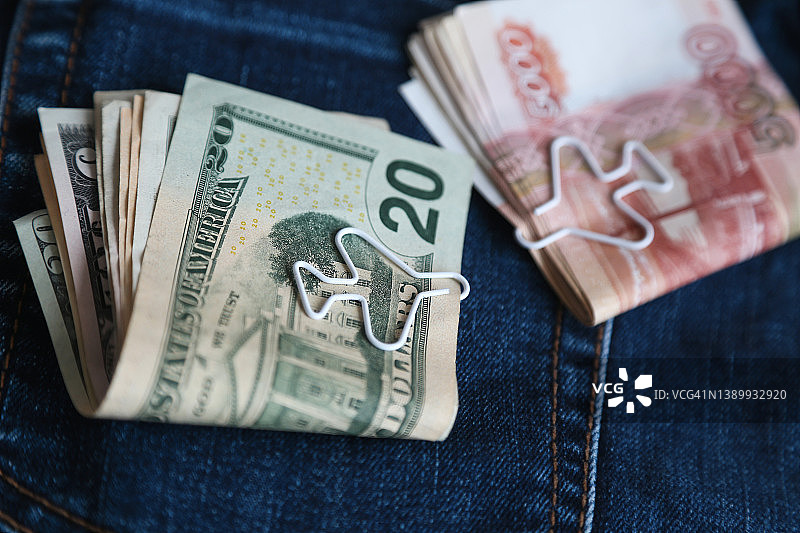 美国纸币和带有回形针的俄罗斯纸币图片素材