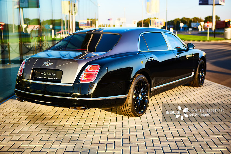 基辅汽车经销店的宾利慕尚轿车图片素材