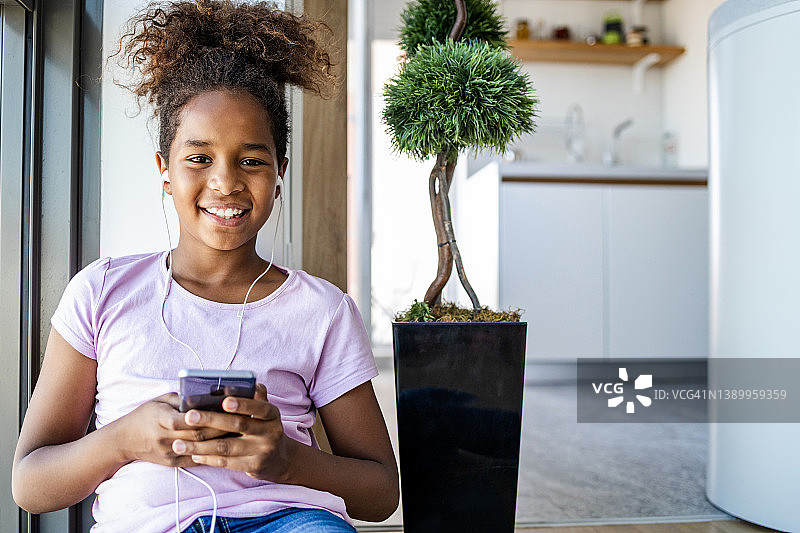 少女肖像，用手机听音乐图片素材