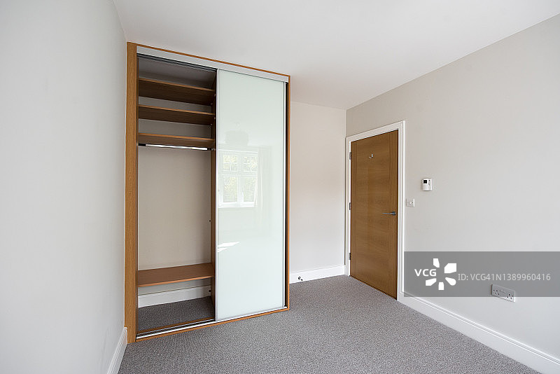 空旷的未装修公寓内景图片素材