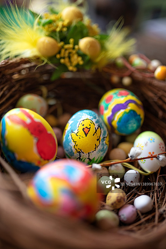 彩绘的鸡蛋，复活节篮子里的黄色小鸡图片素材