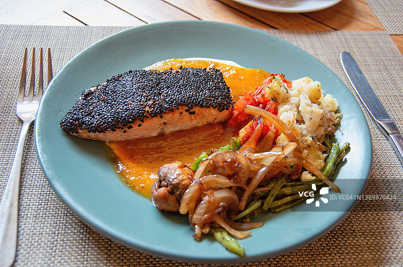 辣椒芒果酱黑芝麻皮三文鱼片配烤蔬菜，包括仙人掌、烤番茄、洋葱、蘑菇、青椒和土豆图片素材