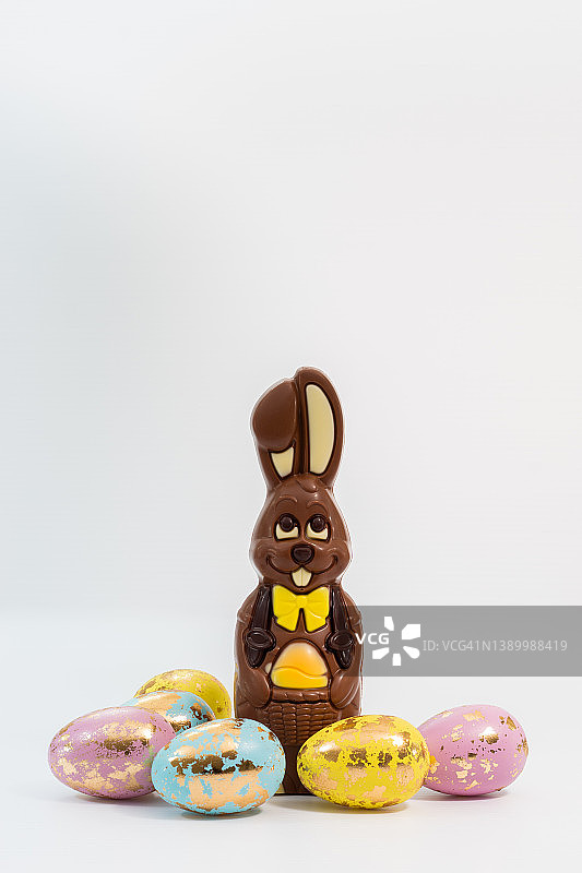 可爱的卡通巧克力复活节兔子和复活节彩蛋图片素材