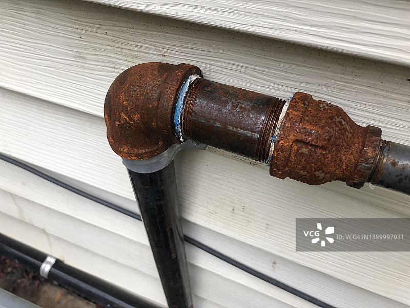 房屋外生锈的煤气管道配件图片素材