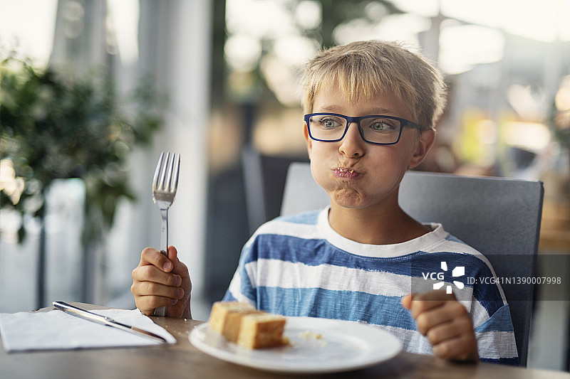 非常喜欢蛋糕的小男孩肖像图片素材