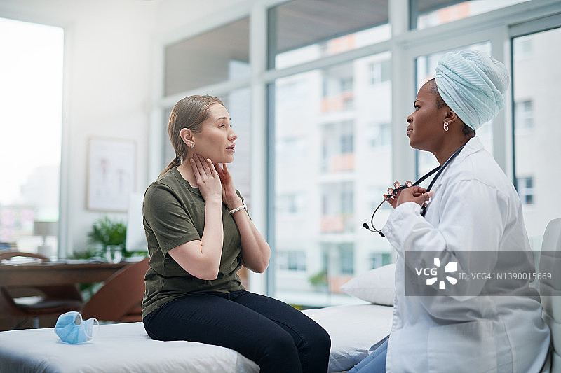 医生与年轻女性的咨询场景图片素材