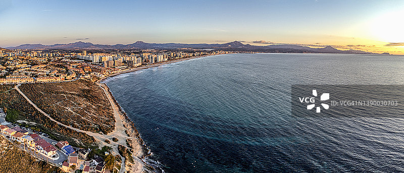 日出时海边城市航拍图片素材
