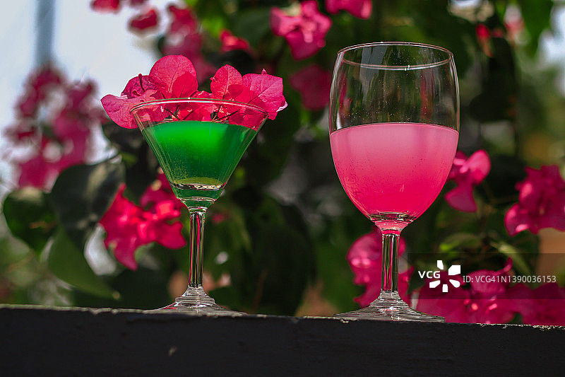 以鲜花装饰的热带鸡尾酒图片素材