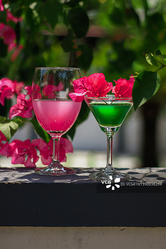 用三角梅装饰的饮品图片素材