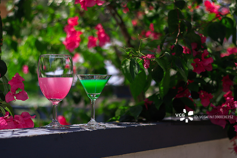 三角梅花园中的夏季饮品图片素材